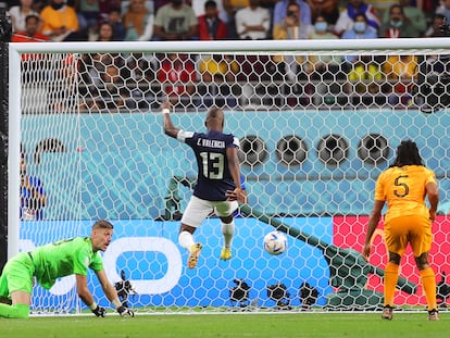 Enner Valencia marca el gol del empate para Ecuador ante Holanda este viernes en el estadio Khalifa International, en Doha.