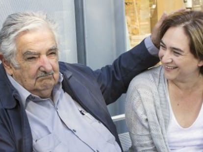 El expresidente uruguayo Jos&eacute; Mujica y la alcaldesa de Barcelona Ada Colau.