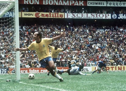 21 de junio de 1970. Tostao y Pelé, detrás, celebran el primer gol de los brasileños en la final entre Brasil (4) e Italia (1), en el estadio Azteca de Ciudad de México.