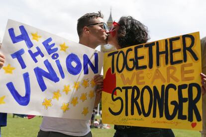 Cadena de besos en la Plaza del Parlamento en Londres organizada por activistas contra el 'Brexit'. "Por la Unión" y "Juntos somos más fuertes", se lee en los carteles.