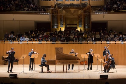 Desde la izquierda, Karel Valter (traverso) y Mauro Lopes Ferreira (violín) y Céline Frisch (clave), los tres solistas del 'Concierto de Brandeburgo número 5'.