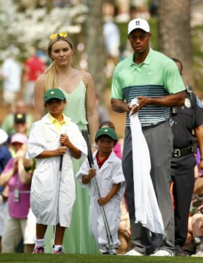 Tiger Woods, con su pareja, Lindsey Vonn, y sus dos hijos Sam y, a la derecha, Charlie, el pasado miércoles en el torneo de los pares 3.