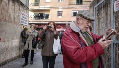 Tres personas fotografían la rampa de los juzgados de Palma.