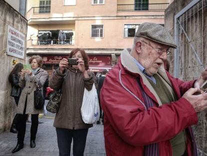 Tres personas fotograf&iacute;an la rampa de los juzgados de Palma.