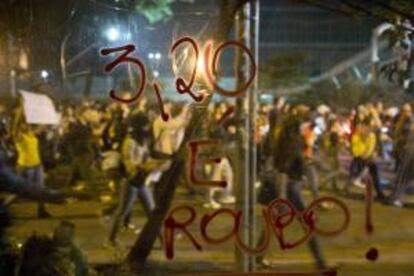 Estudiantes protestan contra el aumento de la tarifa de autobús en la ciudad de Sao Paulo (Brasil). EFE/Archivo