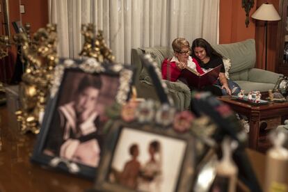 Los fines de semana Laura tiene una cita a la que nunca falta: la visita a su abuela materna Dolores. La señora Dolores, de 81 años, se deshace en piropos a su nieta. “Es cariñosa, inteligente, es estudiosa, es responsable”, dice. Fiel asistente a misa, ni siquiera le importa que su nieta sea atea.