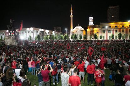 Miles de personas se congregaron anoche en Tirana para seguir el partido entre Albania y Rumania. La selección de Gianni De Biasi hizo historia, derrotó a Rumania por 1-0 celebró su primera victoria en una competición internacional. 