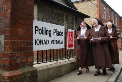 Monjas carmelitas se disponen a votar en un colegio electoral cerca de Dublín.