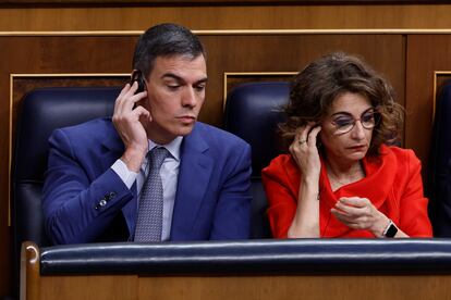 El presidente del Gobierno y la vicepresidenta primera y ministra de Hacienda, Pedro Sánchez y María Jesús Montero, en el Congreso de los Diputados.