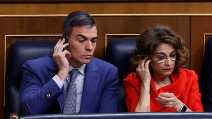 El presidente del Gobierno y la vicepresidenta primera y ministra de Hacienda, Pedro Sánchez y María Jesús Montero, en el Congreso de los Diputados.