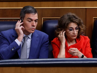 El presidente del Gobierno y la vicepresidenta primera y ministra de Hacienda, Pedro Sánchez y María Jesús Montero, en el Congreso de los Diputados.