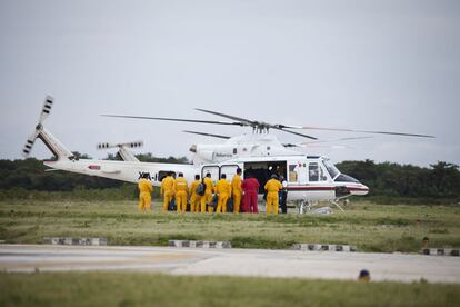 Trabajadores de Pemex abordan un helicóptero para viajar a las plataformas en el Golfo de México.