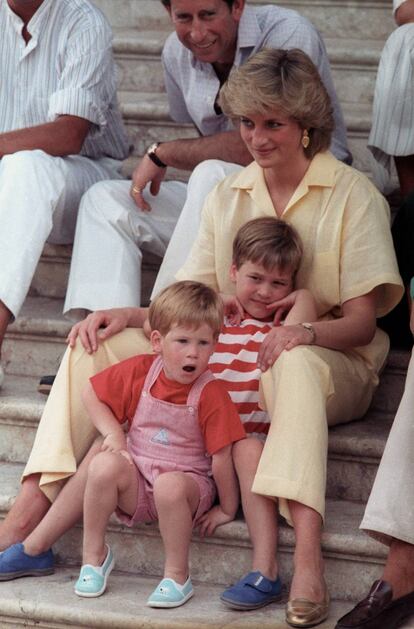 Lady Diana junto a sus hijos, Enrique y Guillermo, en 1987.