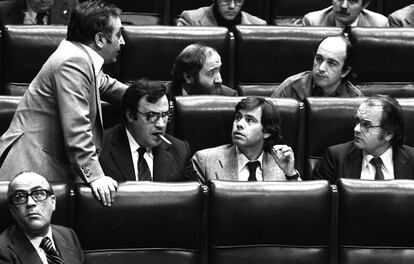 El secretario general de UGT, Nicolás Redondo (de pie), habla en el pleno del Congreso de los Diputados con el secretario general del PSOE, Felipe González, en presencia de Gregorio Peces Barba y Leopoldo Calvo Sotelo (en la fila de abajo), en 1979.