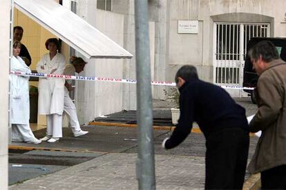 La policía científica inspecciona el lugar donde ha muerto una persona, a las puertas de un hospital sevillano.