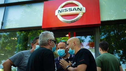 Trabajadores de Nissan protestan ante un concesionario de la marca.