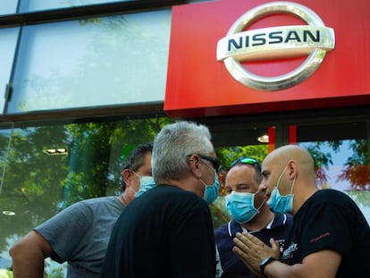 Trabajadores de Nissan protestan ante un concesionario de la marca.