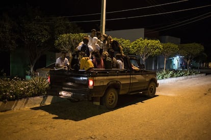 Estudantes do período noturno têm que se deslocar da zona rural para a escola no centro da cidade, única com ensino médio. A falta de transporte adequado faz com que eles sejam recolhidos por caminhonetes, onde, nas caçambas, percorrem trajetos de mais de uma hora por ruas de terra.