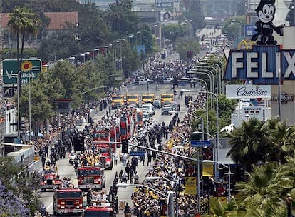 Los jugadores han desfilado por la céntrica calle de Figueroa hasta el estadio Memorial Coliseum, arropados por la afición de Los Angeles en cada tramo del recorrido.