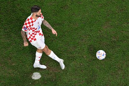 Marko Livaja lanzando el tercer penalti de la tanda ante Japón. 