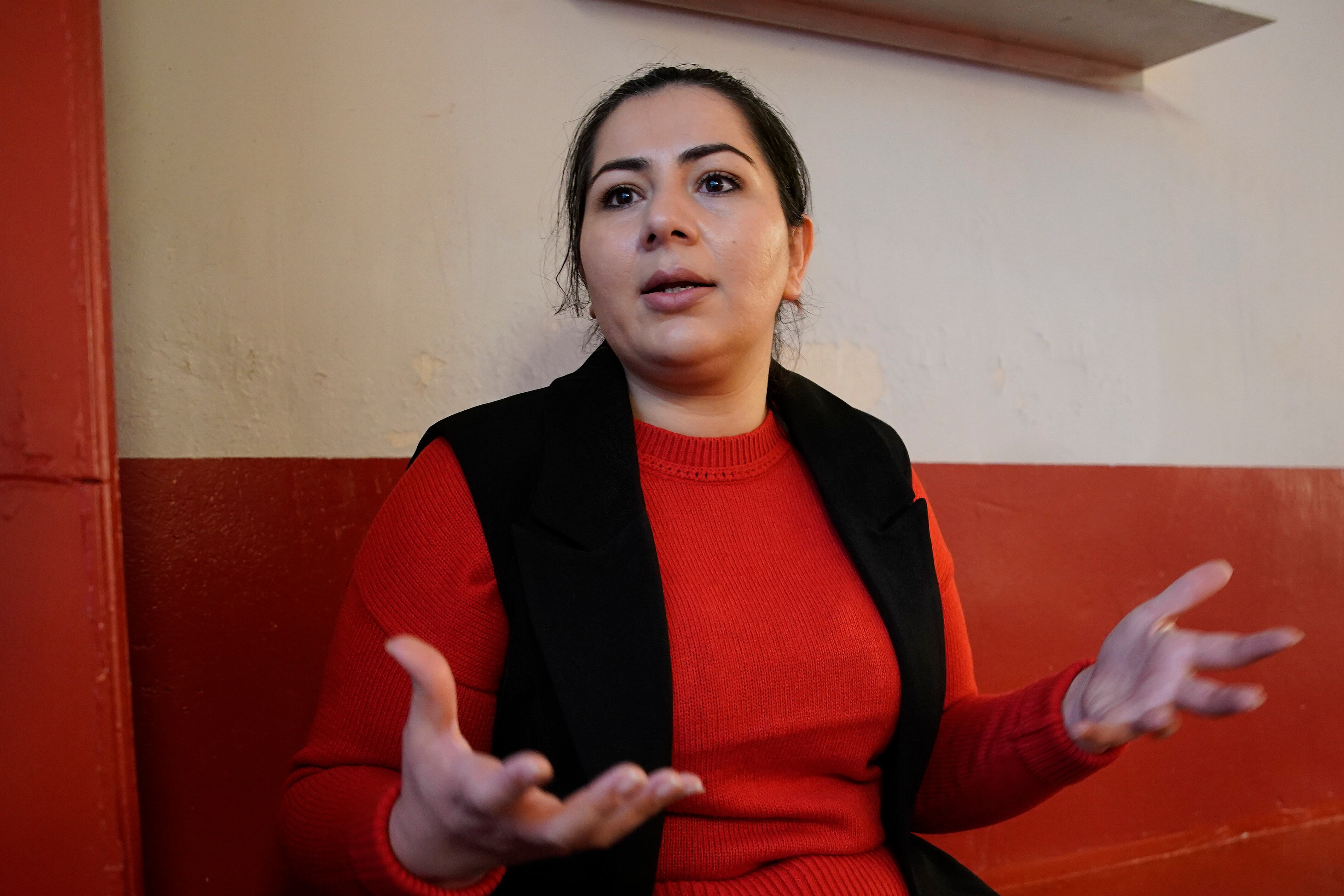 Khadija Amin, periodista afgana refugiada en España, durante la entrevista en Madrid.