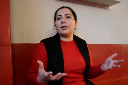 Khadija Amin, periodista afgana refugiada en España, durante la entrevista en Madrid.