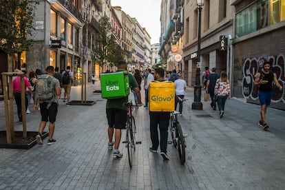 Repartidores de Glovo y Uber en Madrid, en 2019.