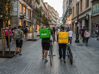 Repartidores de Glovo y Uber en Madrid, en 2019.