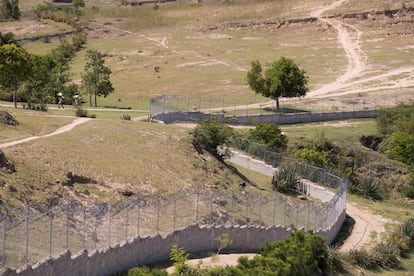 El tramo más extenso del muro empieza en las orillas del lago Azuei y serpentea por las áridas colinas que bordean la ciudad dominicana de Jimaní.