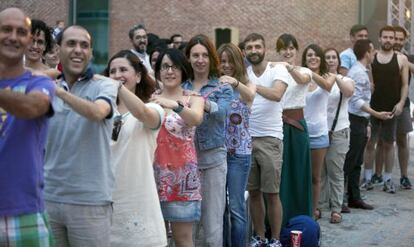 El p&uacute;blico sigue las instrucciones de los animadores durante el &#039;sing-along&#039;.