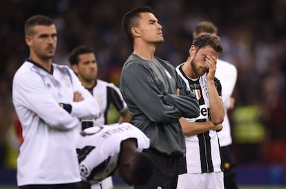 Los jugadores de la Juventus muestran su tristeza tras perder la final ante el Real Madrid.