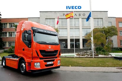 Modelo Stralis Hi-way, delante de la fábrica de Madrid. Fue galardonado en 2013 con el premio Camión del Año.