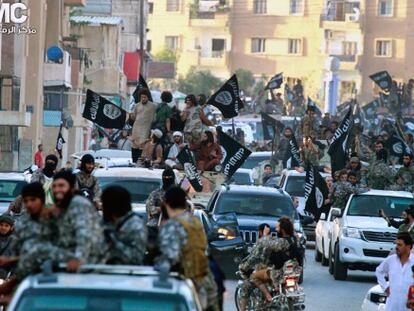 Milicianos del Estado Isl&aacute;mico en Raqqa, Siria, en una im&aacute;gen sin datar