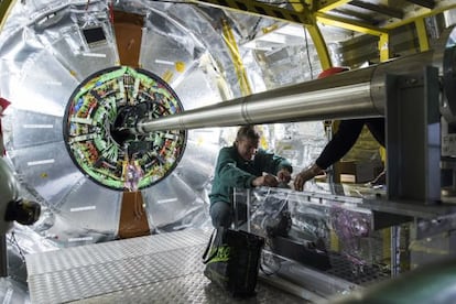 Ingenieros trabajando en el detector CMS del LHC, en Ginebra.