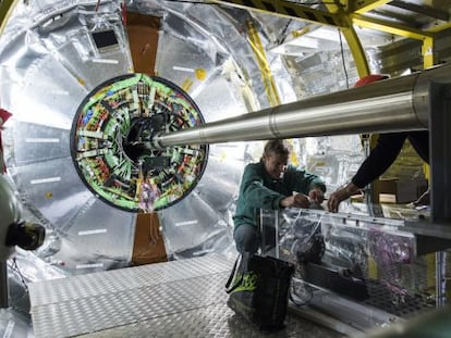 Ingenieros trabajando en el detector CMS del LHC, en Ginebra.