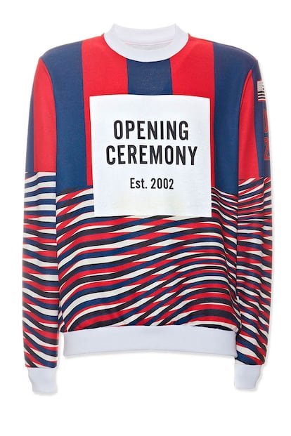 Opening Ceremony, diseña para Yoox esta sudadera para la Copa del Mundo inspirándose en los colores de la bandera estadounidense. Pertenece a la colección 'Soccer Couture' y cuesta 110 euros.