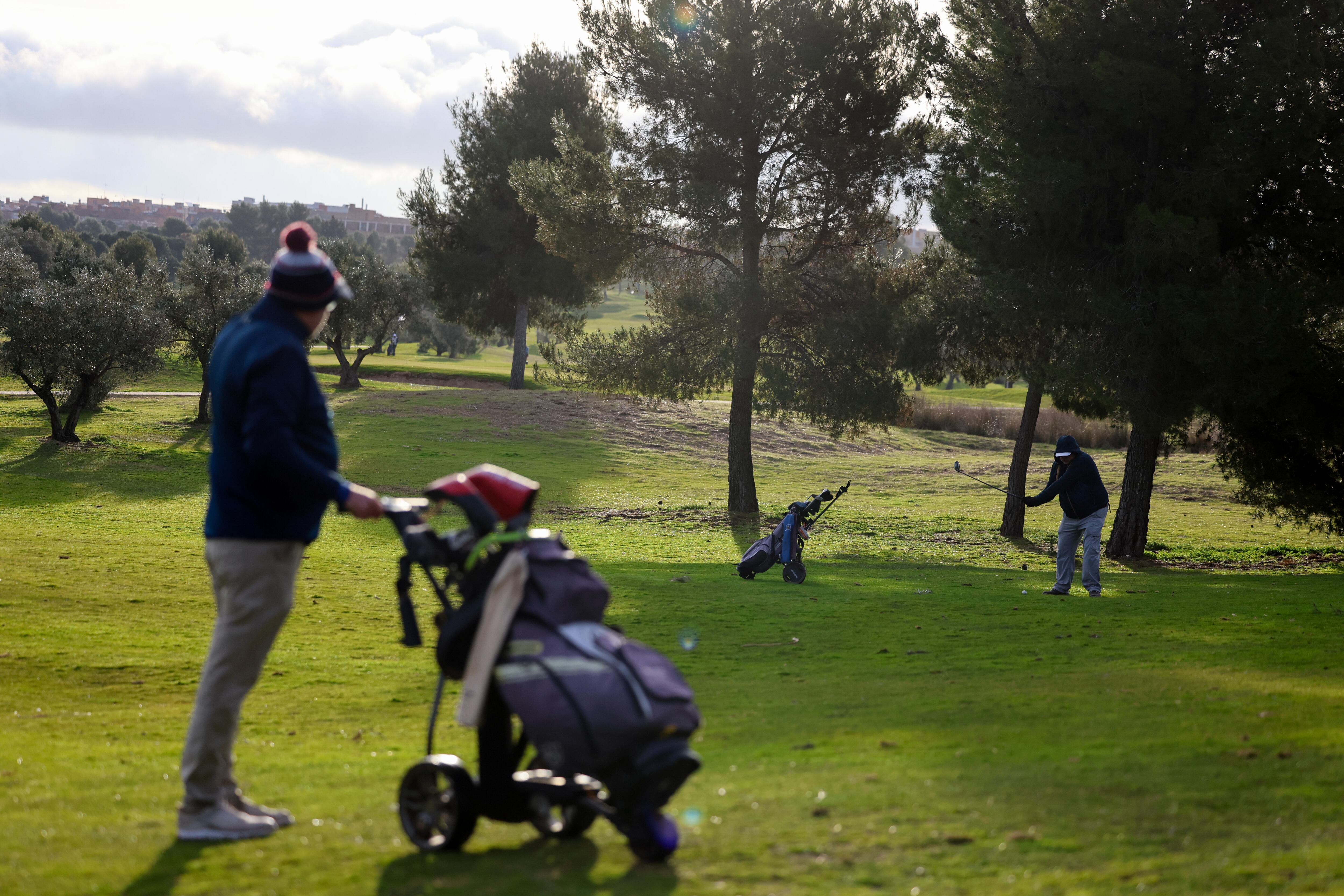 Dos golfistas aficionados durante un torneo en el Olivar de la Hinojosa, a mediados de febrero.