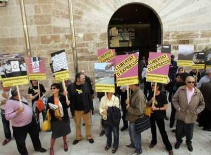 Arriba, protesta ante las Cortes del colectivo Ja en tenim prou.