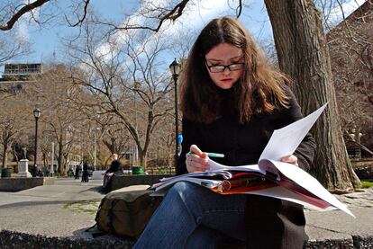 Una estudiante ojea los papeles de admisión en el campus de la Universidad de Nueva York.