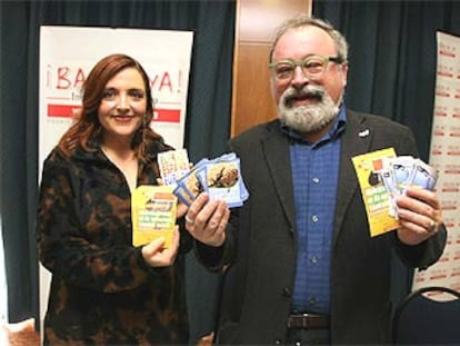 Cristina Cuesta y Fernando Savater exhiben las pegatinas que se repartirán en la manifestación.