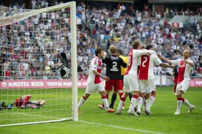 Los jugadores del Ajax celebran su segundo gol.