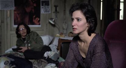 Fele Martínez y Ana Torrent en la caótica habitación de él, en una escena de 'Tesis'.