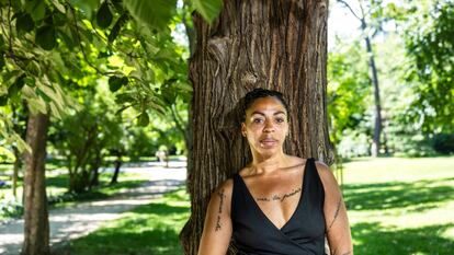 Lisette Lombé, escritora belga, fotografiada en el parque del Retiro de Madrid, el 14 de junio de 2024.