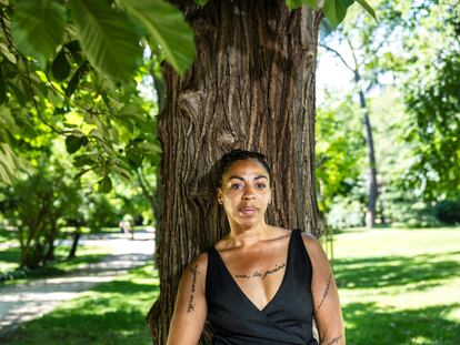 Lisette Lombé, escritora belga, fotografiada en el parque del Retiro de Madrid, el 14 de junio de 2024.