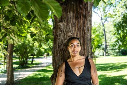 Lisette Lombé, escritora belga, fotografiada en el parque del Retiro de Madrid, el 14 de junio de 2024.