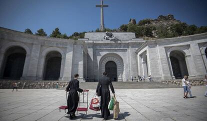 Dos religiosos en el Valle de los Caídos, este viernes.