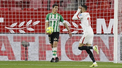 En-Nesyri celebra su gol ante la desolación de Mandi.