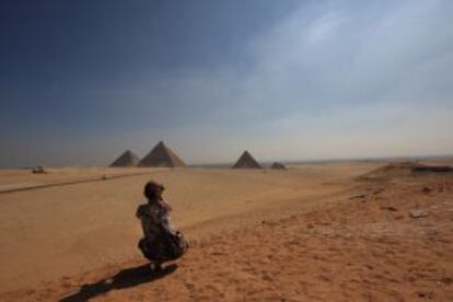 Una turista contempla las pirámides de Giza, en Egipto.