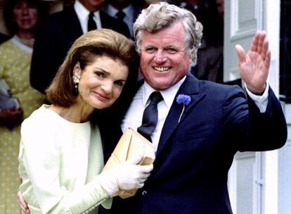 Jacqueline Kennedy Onassis, esposa del ex presidente John F. Kennedy, y Ted Kennedy, en esta foto tomada el 19 de julio de 1986