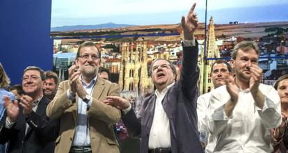 El presidente del gobierno, Mariano Rajoy, este domingo junto al candidato del PP a la reelección de la Presidencia de la Junta de Castilla y León, Juan Vicente Herrera (segundo por la derecha) y Javier Lacalle (primero por la derecha), candidato a la reelección a la alcaldía